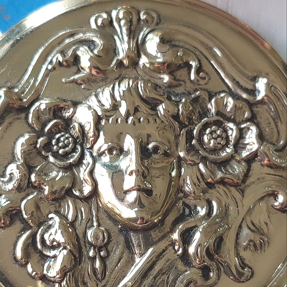 Whiting and Davis art nouveau oversized locket and chain. - Picture 2 of 6